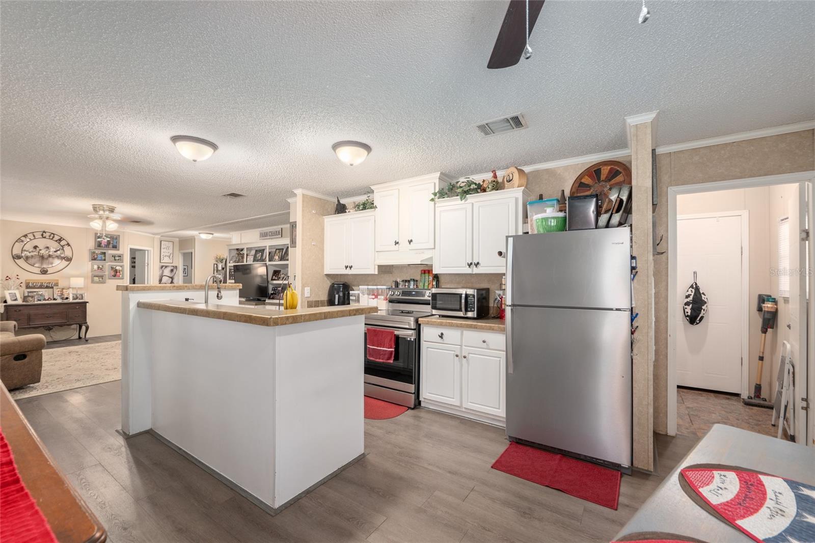 Image 19 of 57 For 760 Barney Street