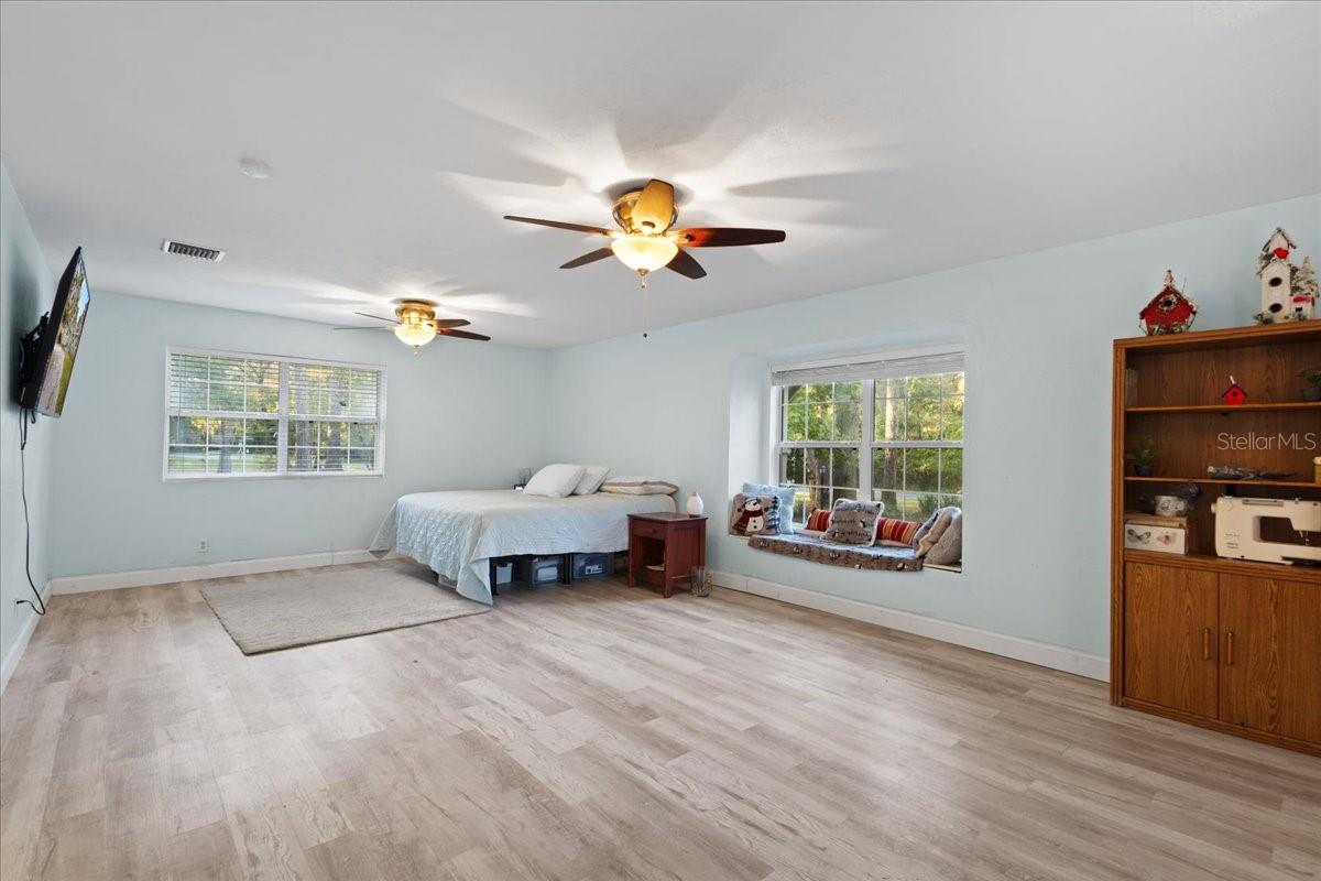 Image 16 of 49 For 5609 53rd Court