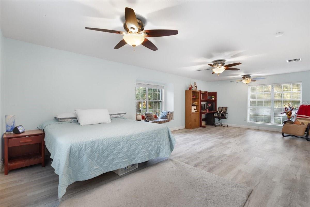 Image 17 of 49 For 5609 53rd Court