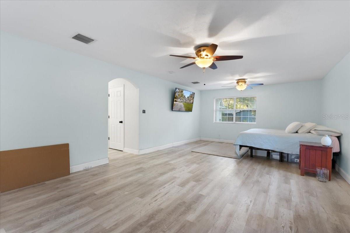 Image 18 of 49 For 5609 53rd Court