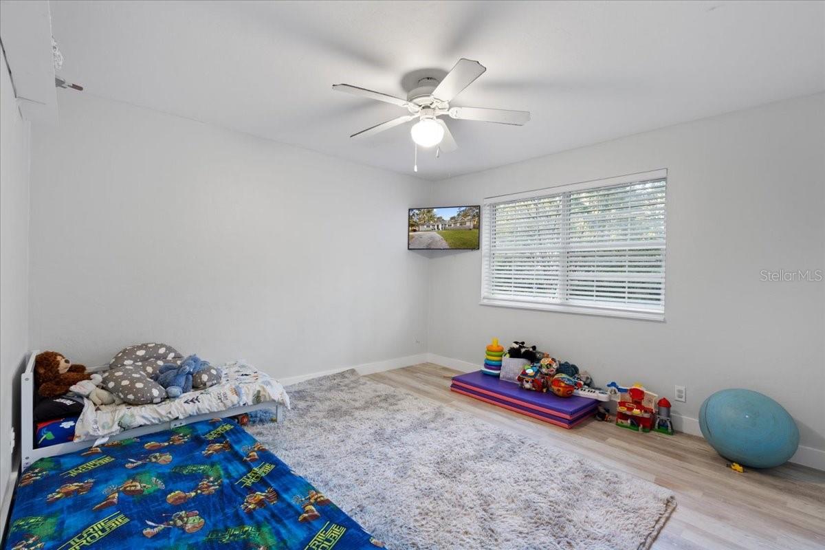 Image 28 of 49 For 5609 53rd Court