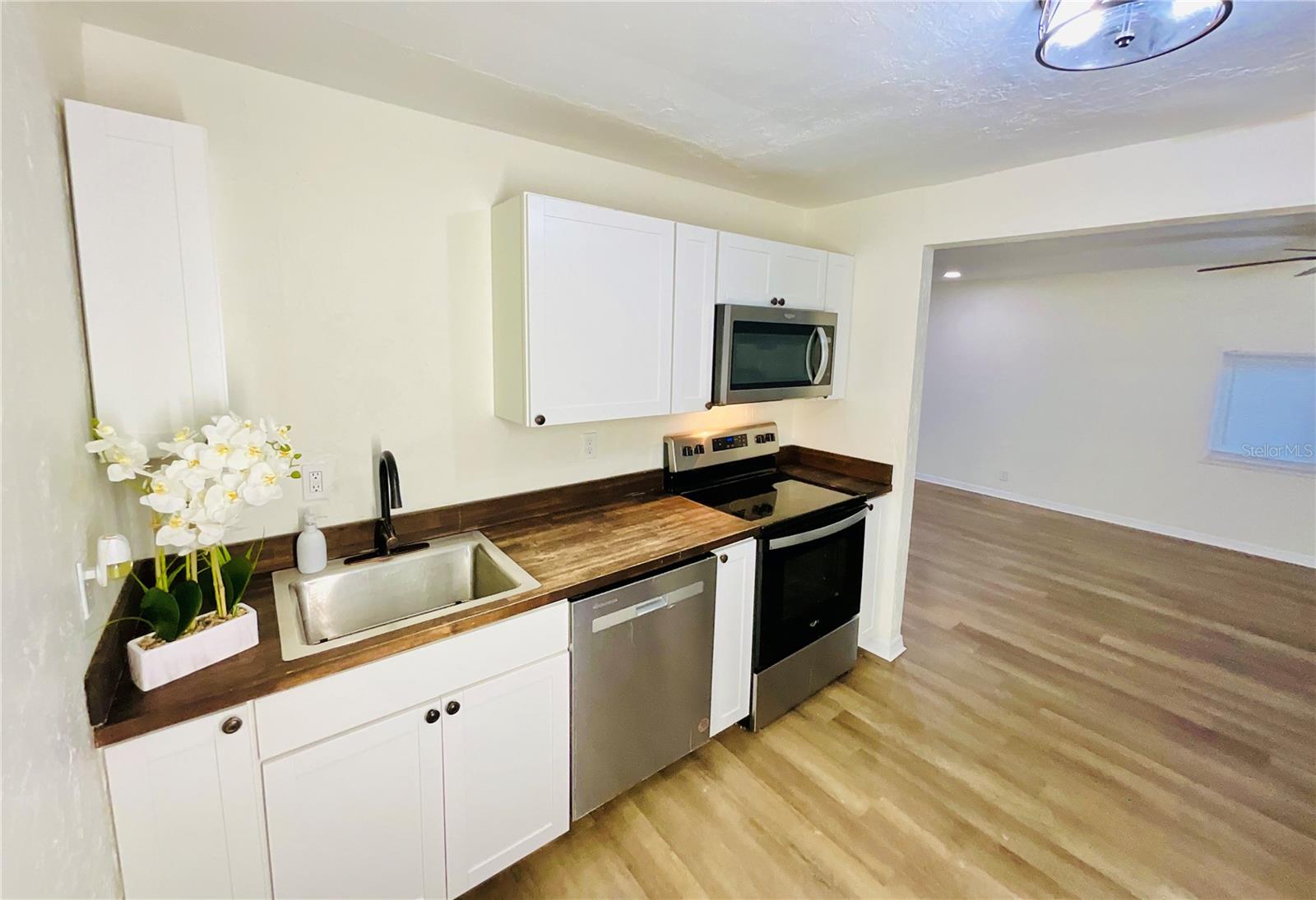 Image 11 of 34 For 18713 Charlotte Avenue