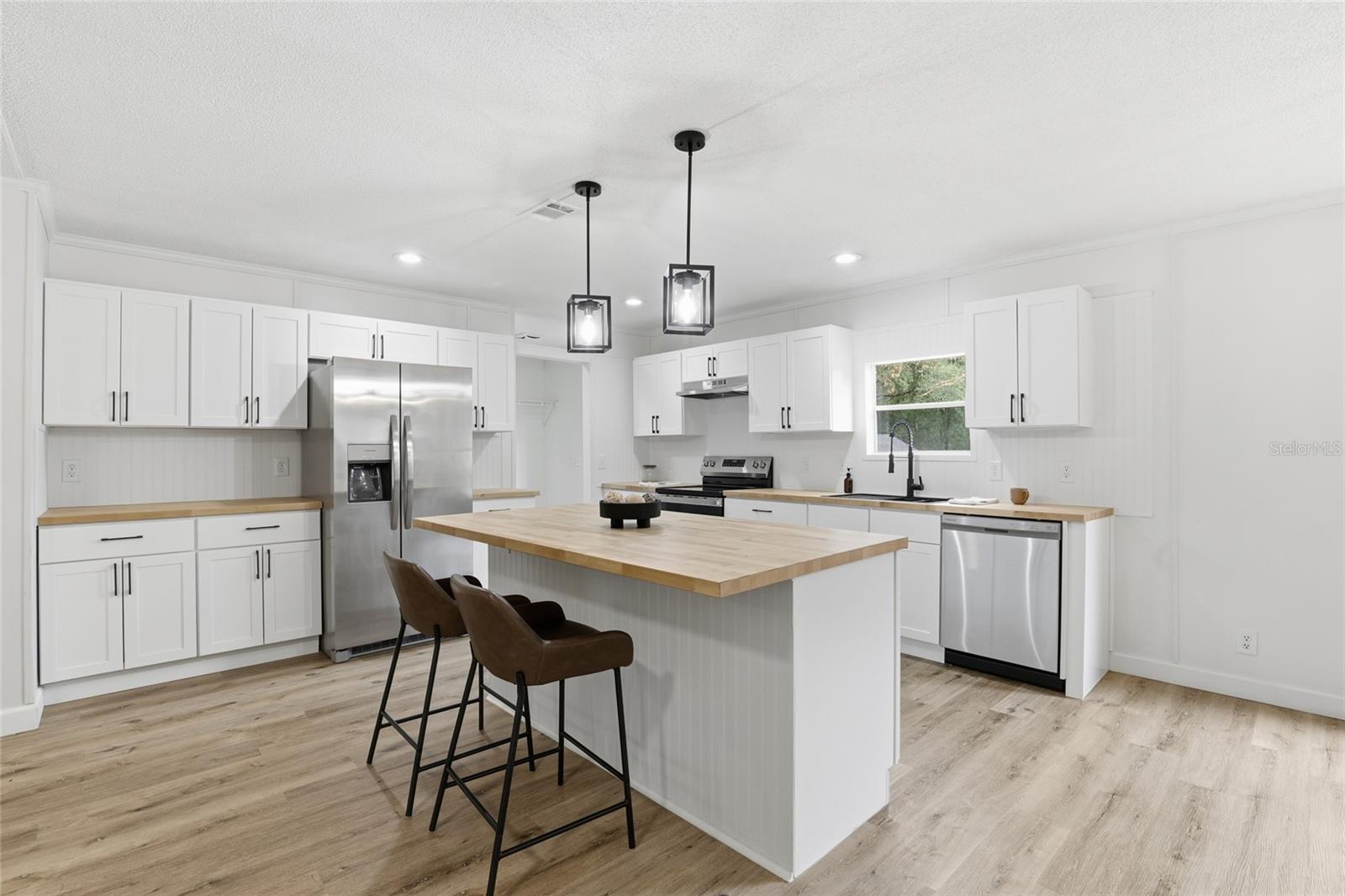 Image 13 of 39 For 6981 Deer Springs Road