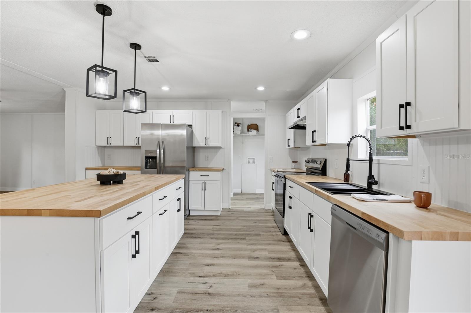 Image 14 of 39 For 6981 Deer Springs Road