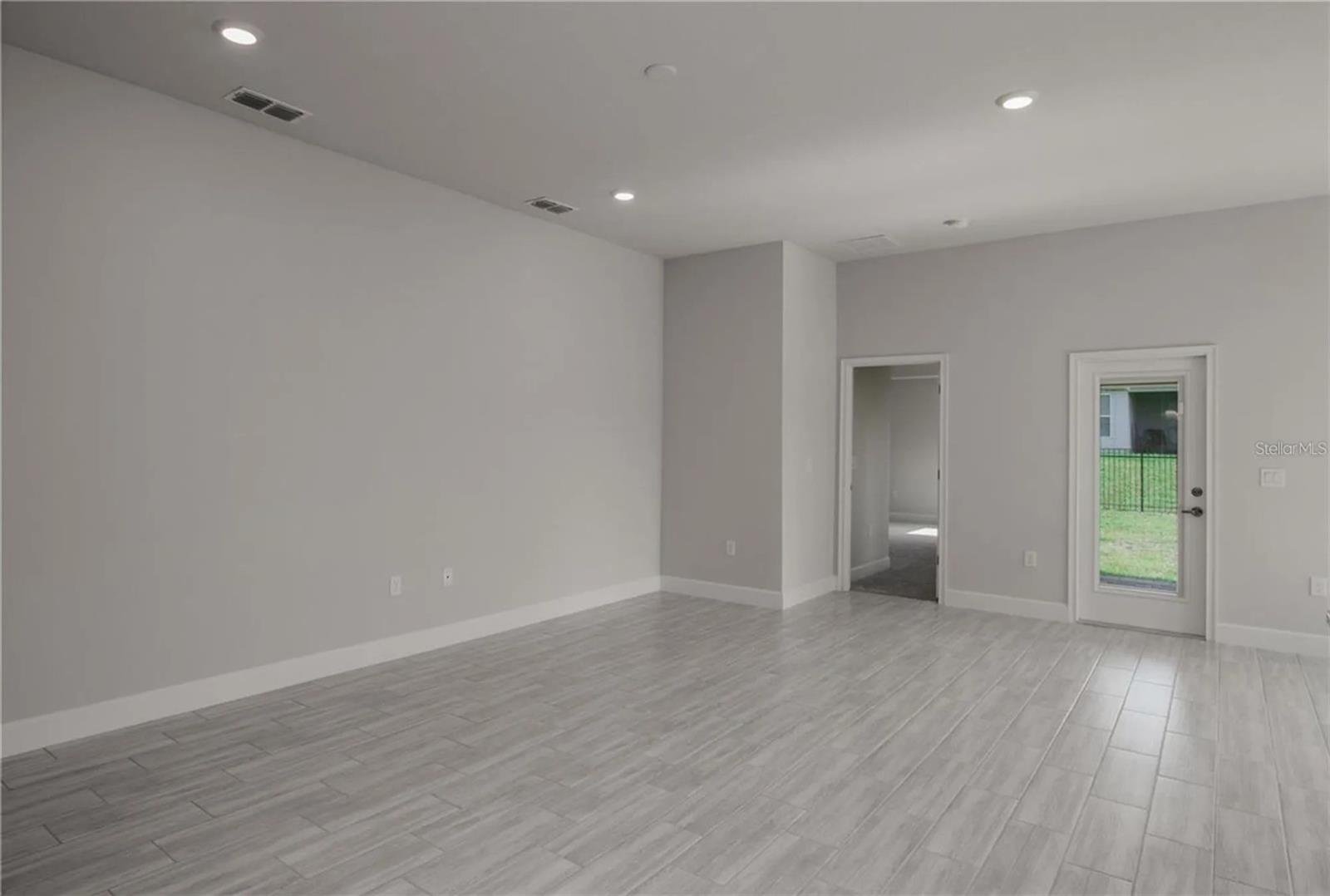 Image 3 of 21 For 13927 150th Circle