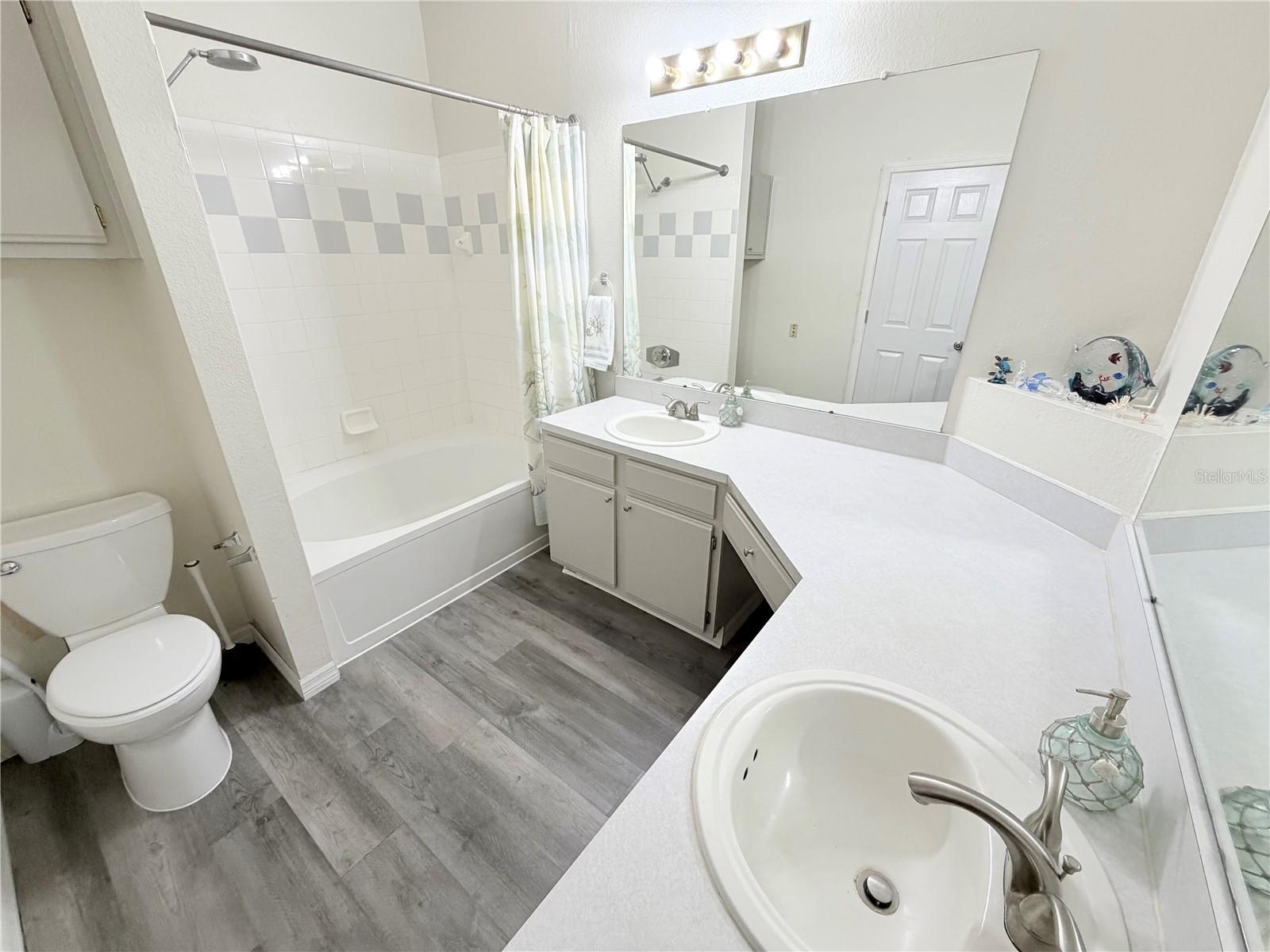 Image 17 of 30 For 13810 Sutton Park Drive N 123