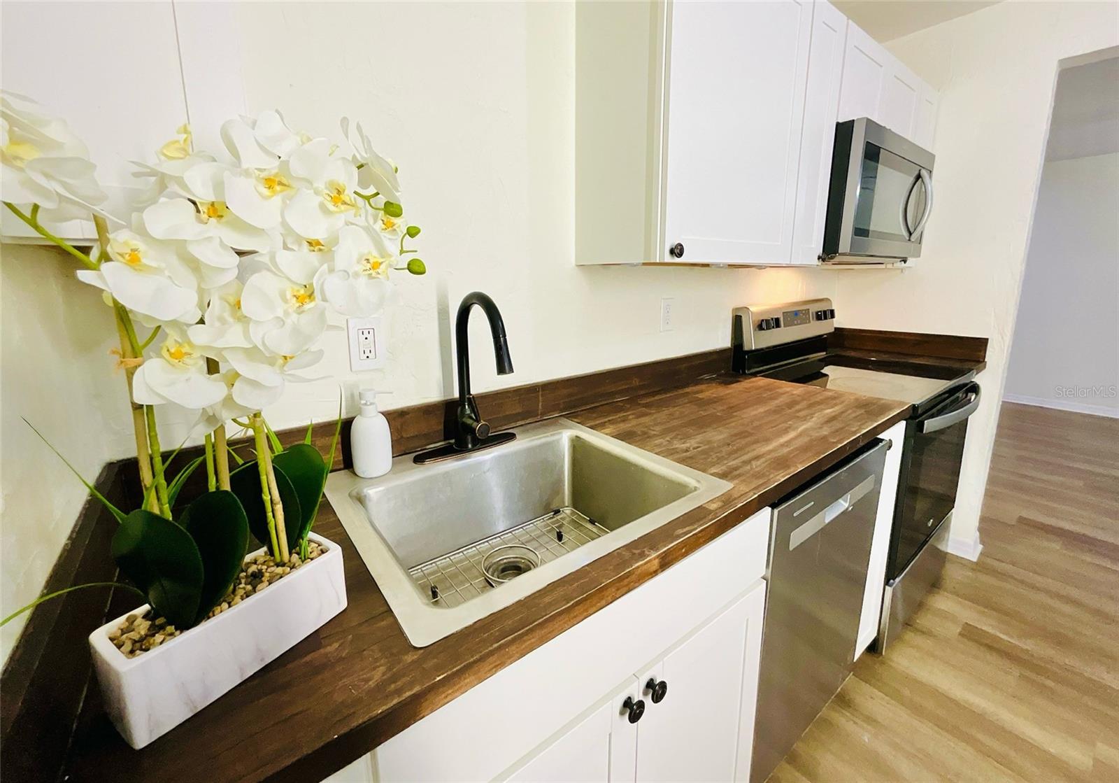 Image 12 of 34 For 18713 Charlotte Avenue