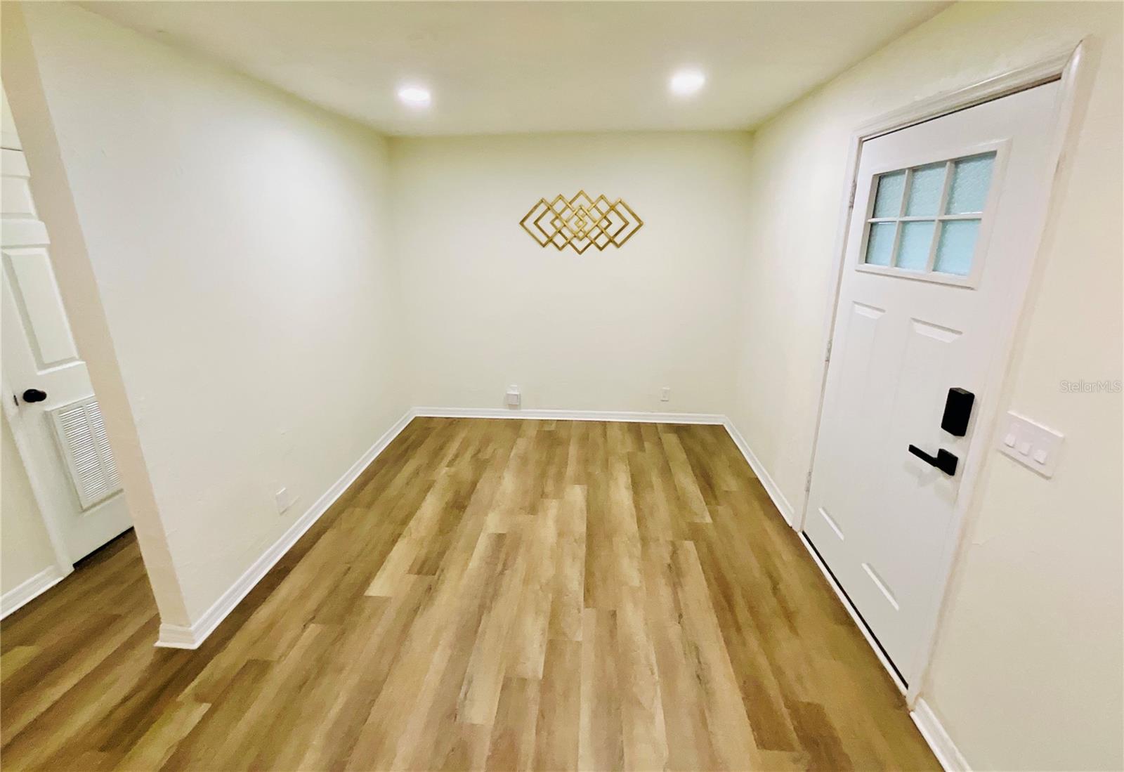 Image 6 of 34 For 18713 Charlotte Avenue