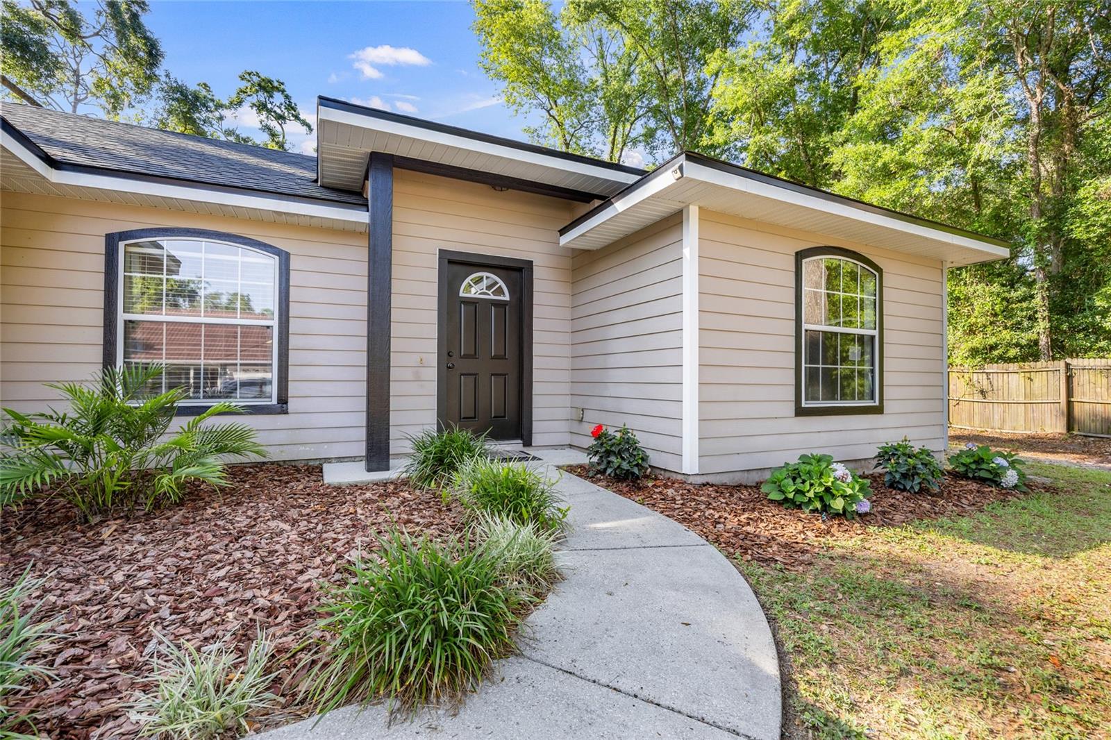 Image 2 of 22 For 470 Margaret Street