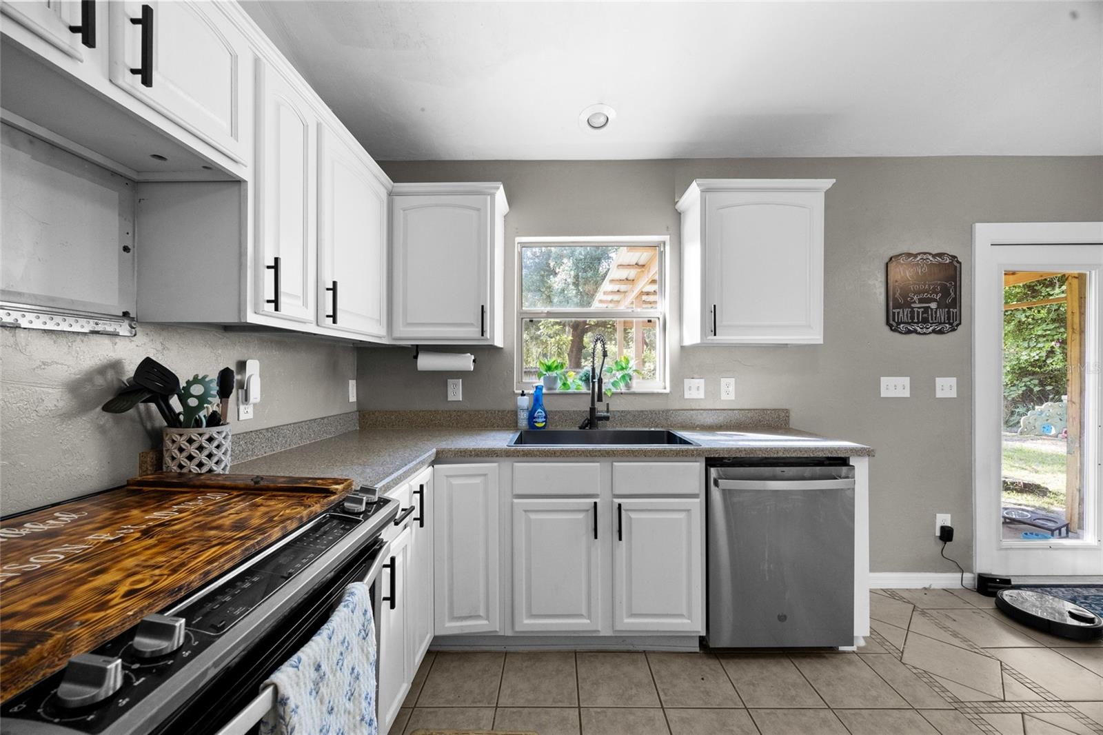 Image 8 of 22 For 470 Margaret Street