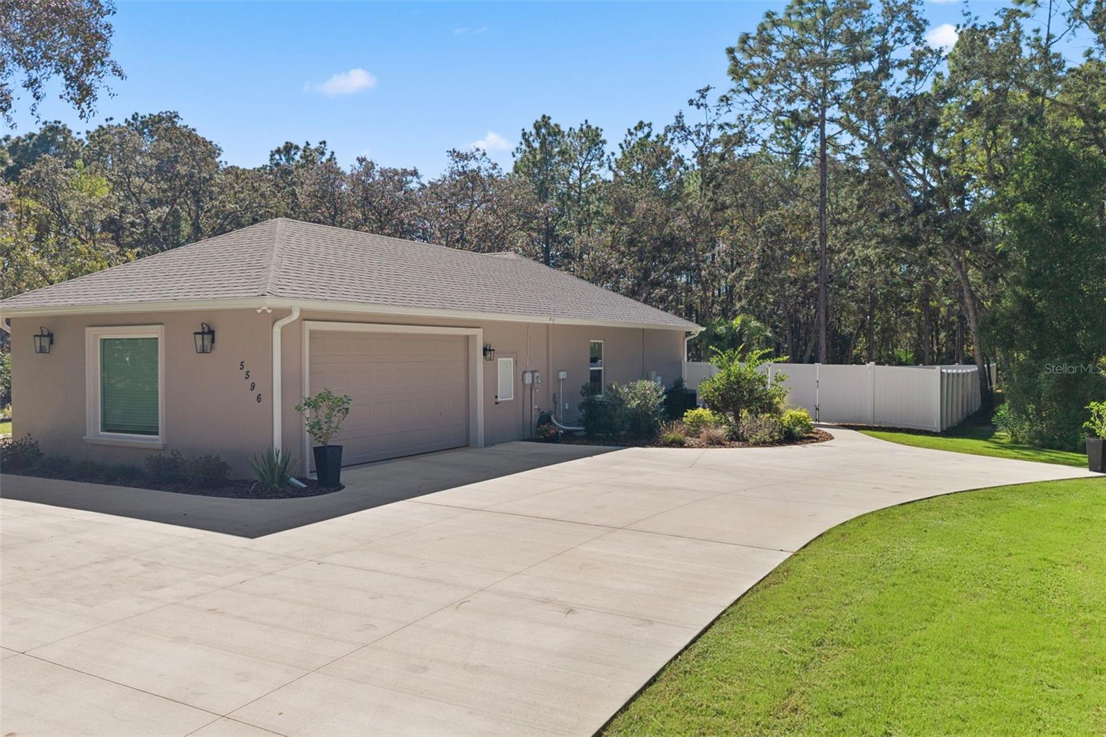 Image 13 of 61 For 5596 Lamp Post Drive