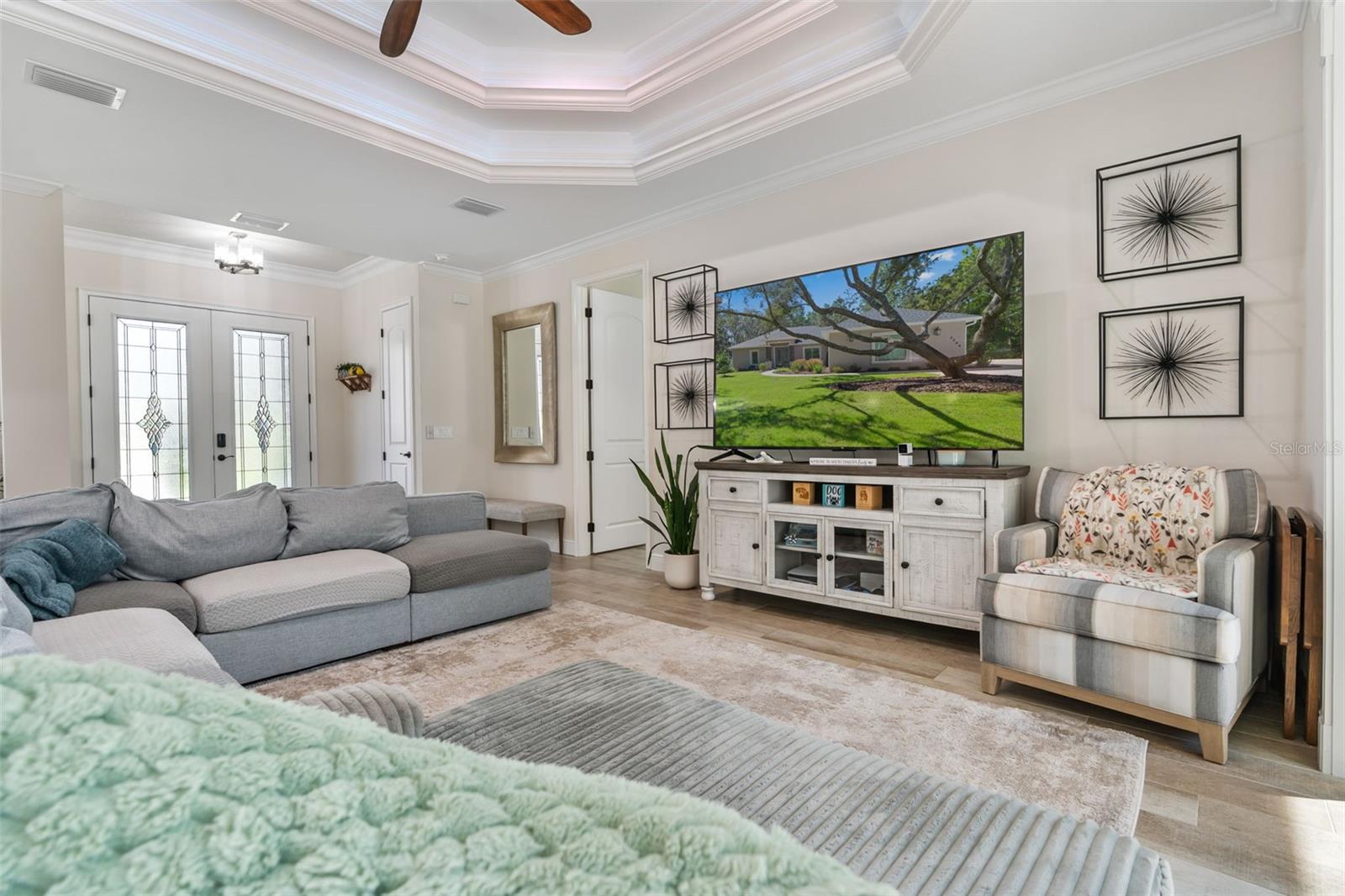 Image 36 of 61 For 5596 Lamp Post Drive