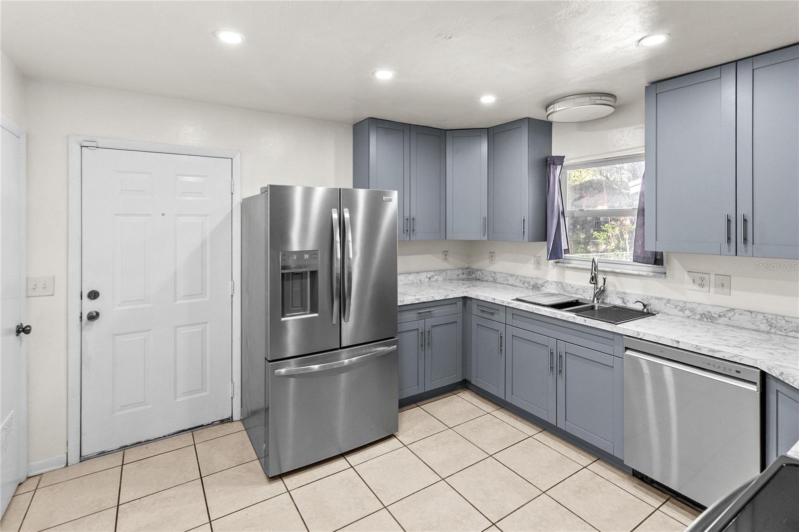 Image 3 of 16 For 1520 6th Avenue