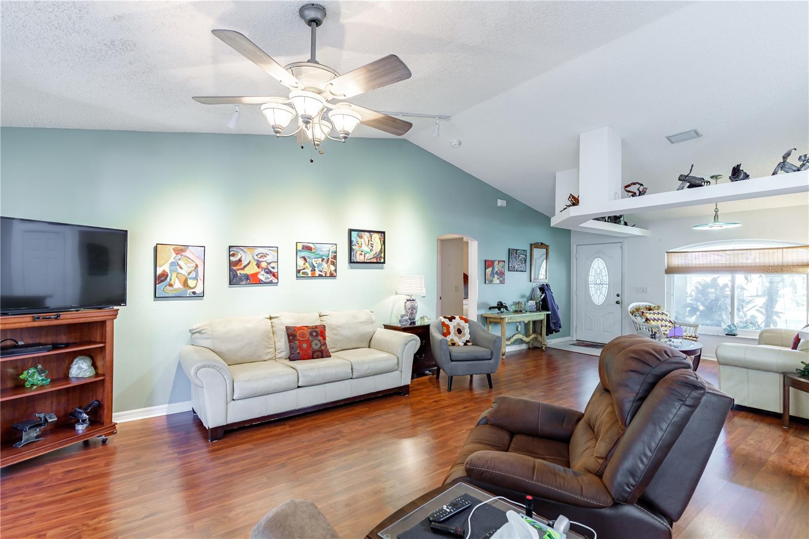 Image 14 of 49 For 3 Ryerton Place