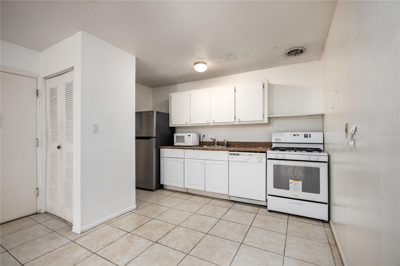 Image 11 of 24 For 1700 16th Court B27