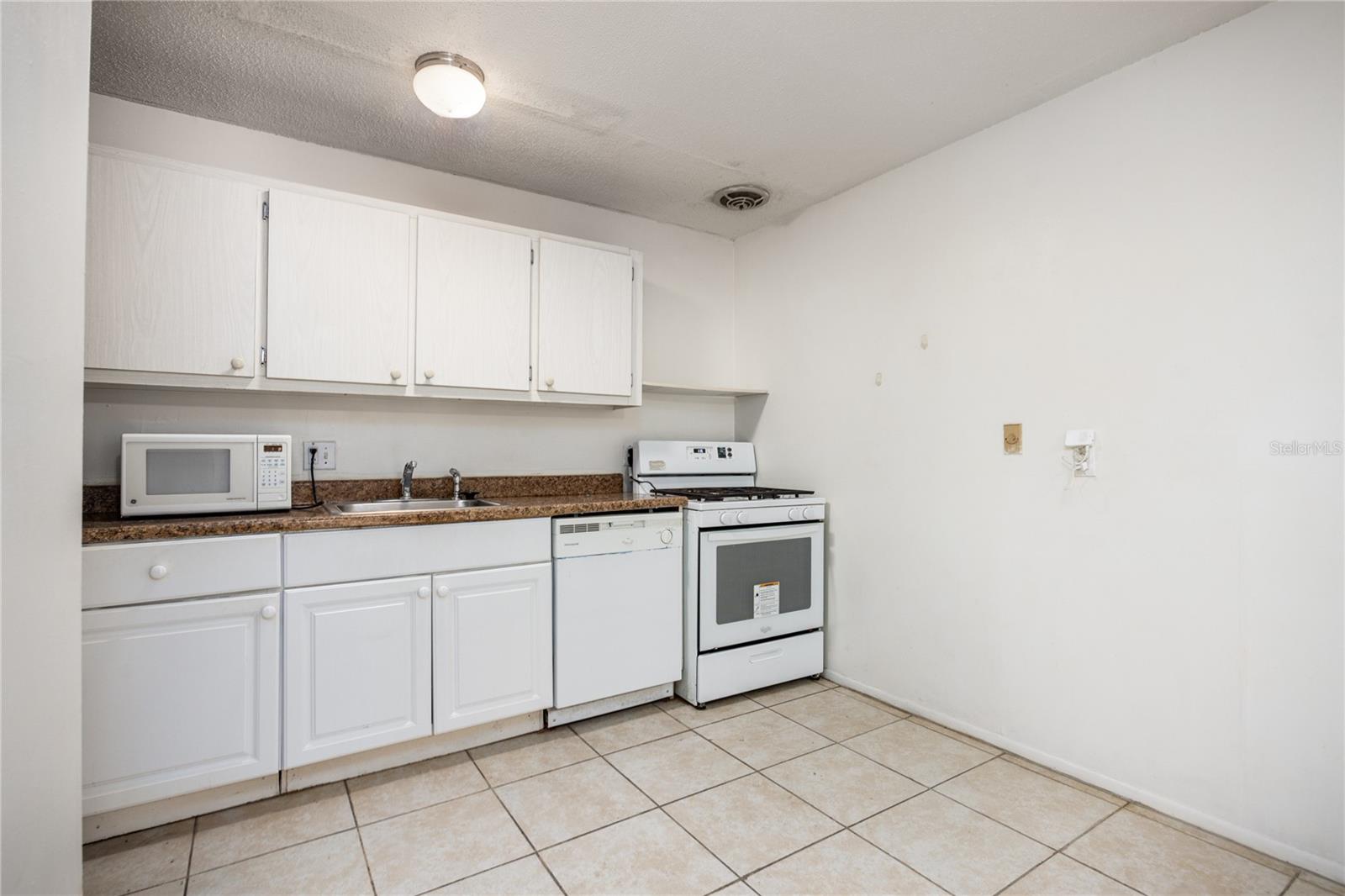 Image 14 of 24 For 1700 16th Court B27