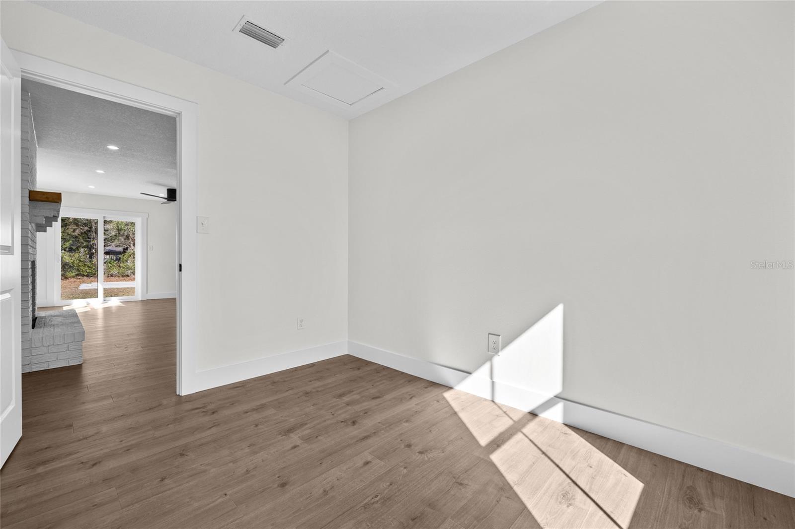 Image 10 of 43 For 378 Clubview Circle