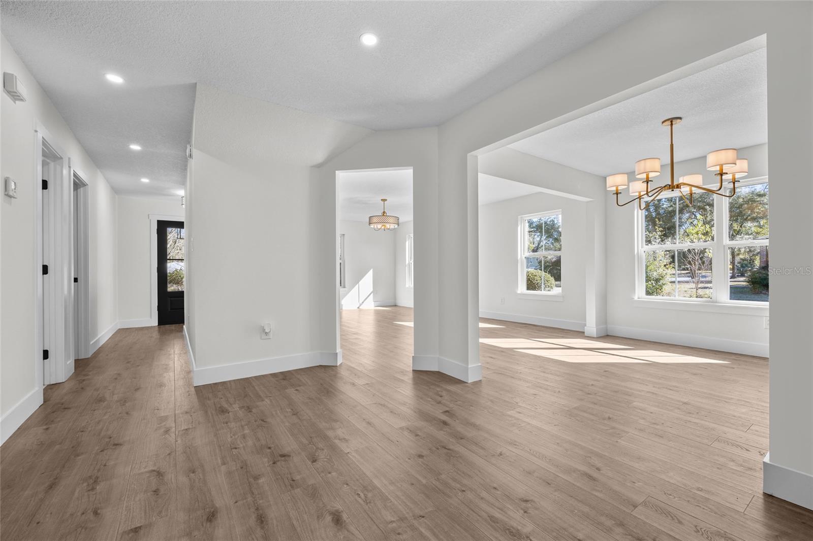 Image 11 of 43 For 378 Clubview Circle