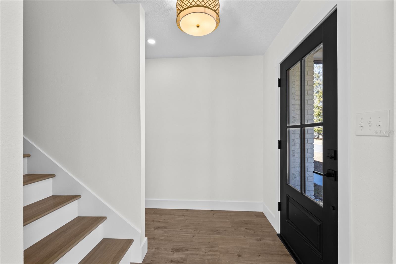 Image 14 of 43 For 378 Clubview Circle