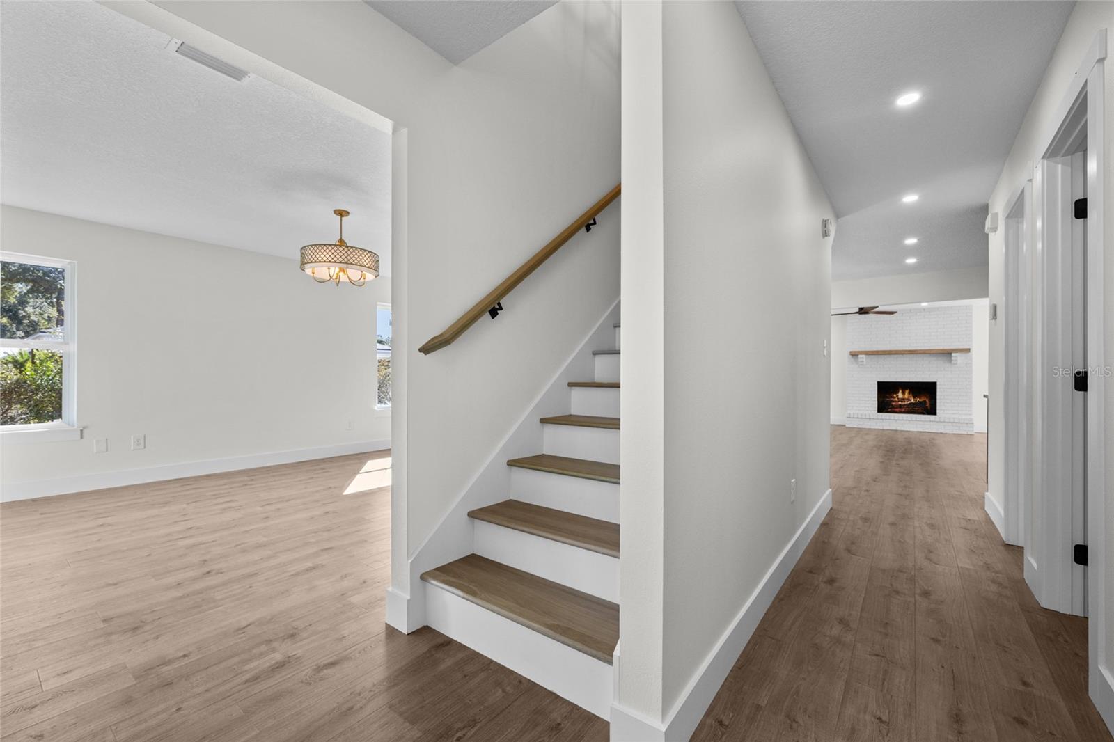 Image 15 of 43 For 378 Clubview Circle