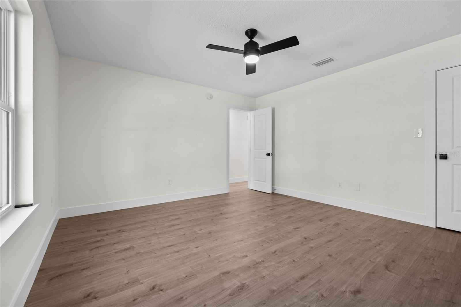 Image 17 of 43 For 378 Clubview Circle