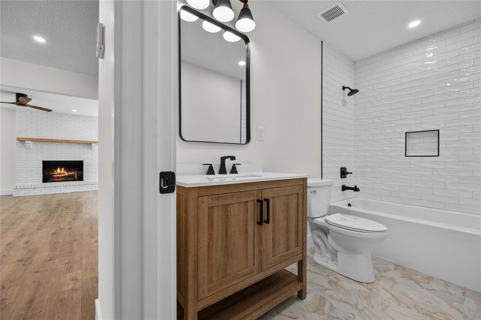 Image 18 of 43 For 378 Clubview Circle