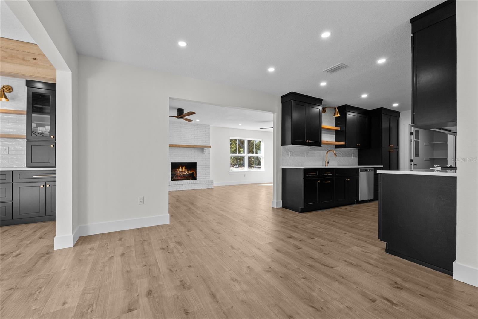 Image 19 of 43 For 378 Clubview Circle