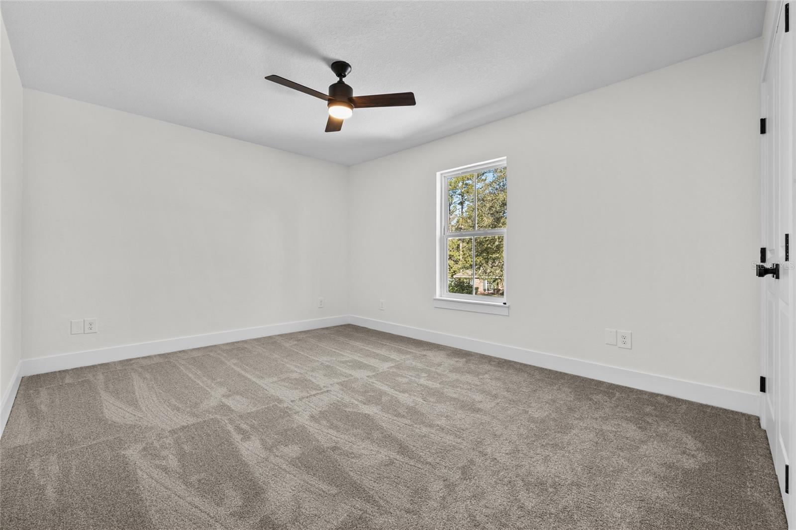 Image 25 of 43 For 378 Clubview Circle