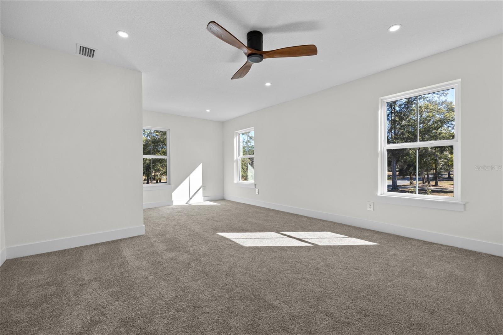 Image 26 of 43 For 378 Clubview Circle