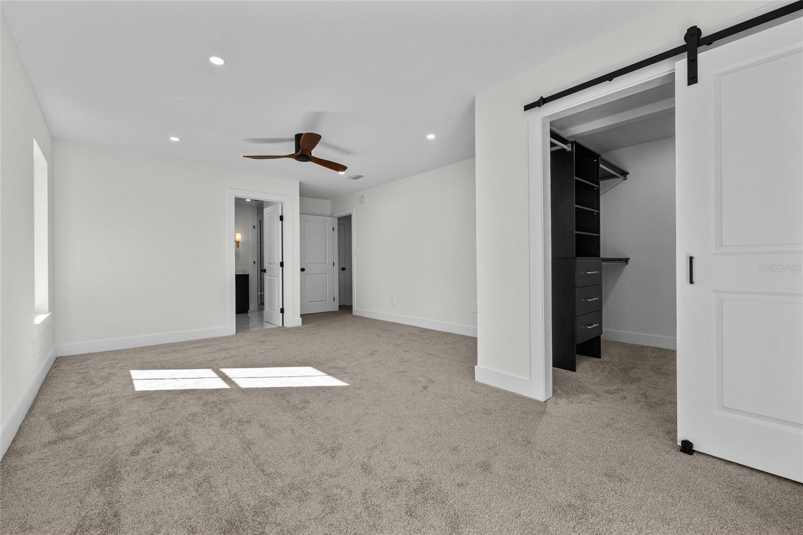 Image 27 of 43 For 378 Clubview Circle