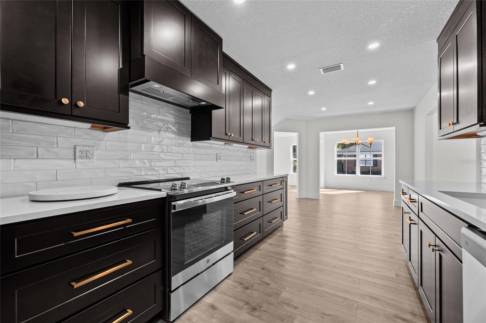 Image 3 of 43 For 378 Clubview Circle