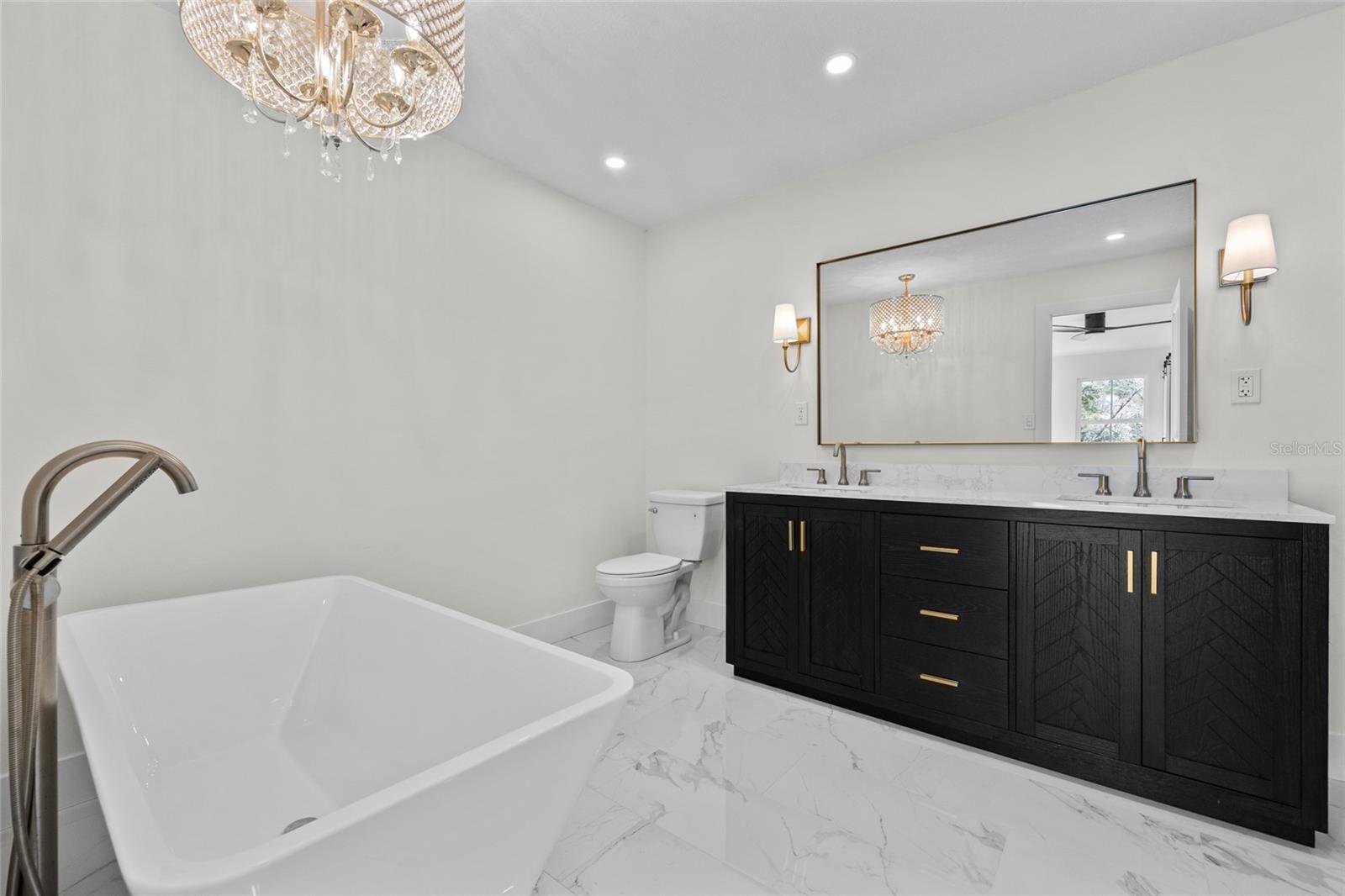 Image 30 of 43 For 378 Clubview Circle