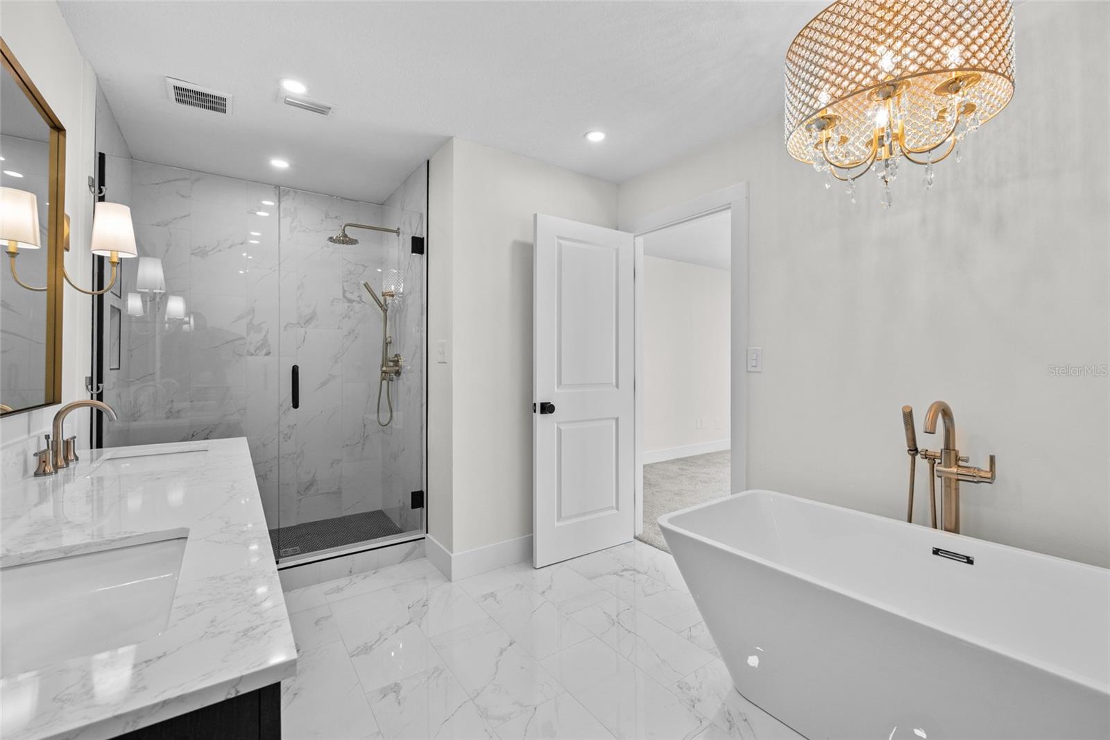 Image 31 of 43 For 378 Clubview Circle