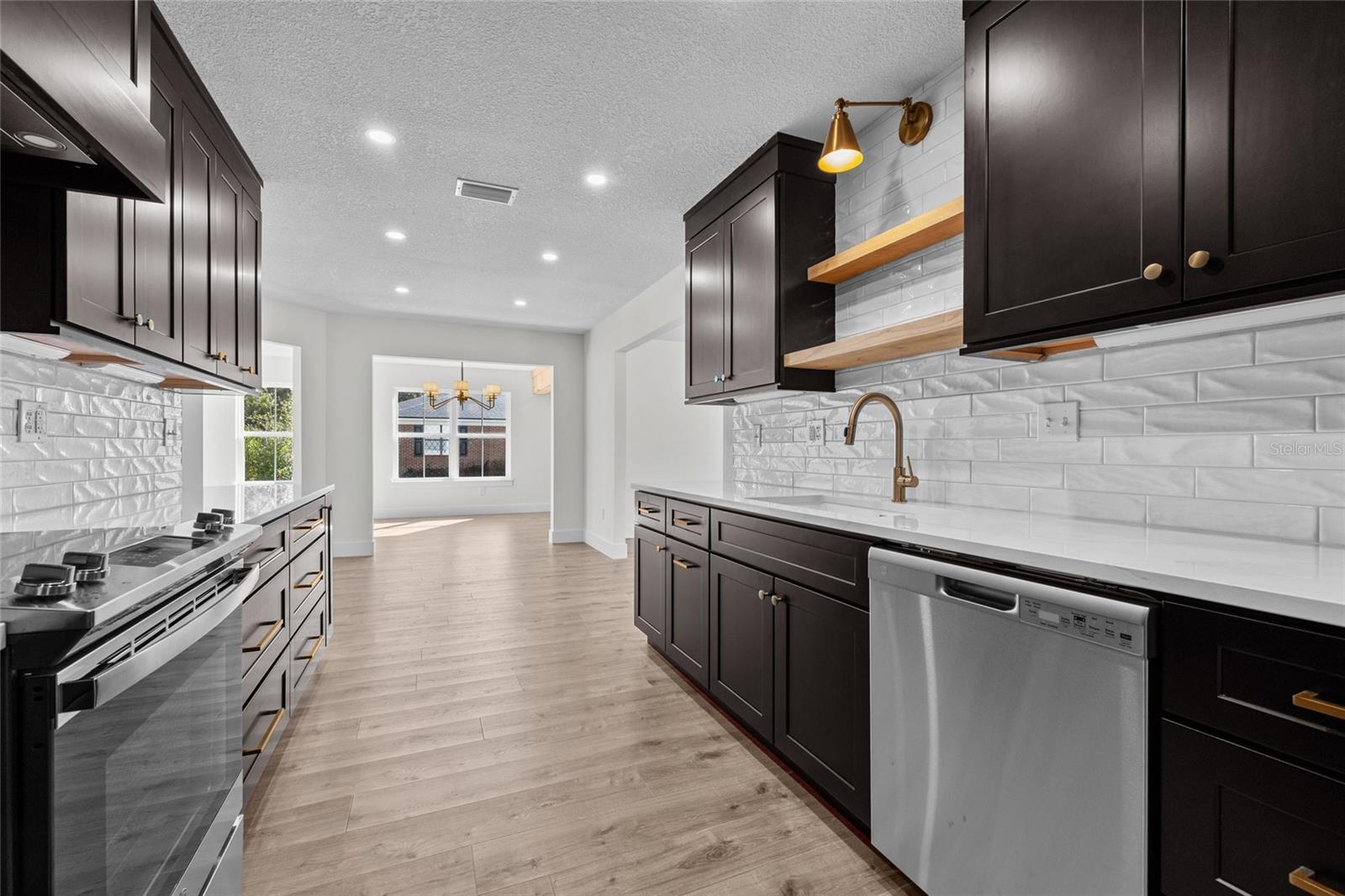 Image 4 of 43 For 378 Clubview Circle