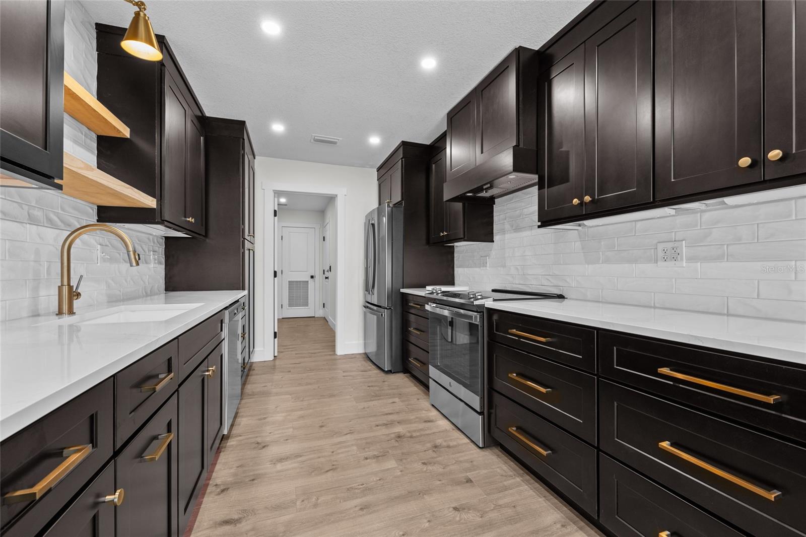 Image 5 of 43 For 378 Clubview Circle