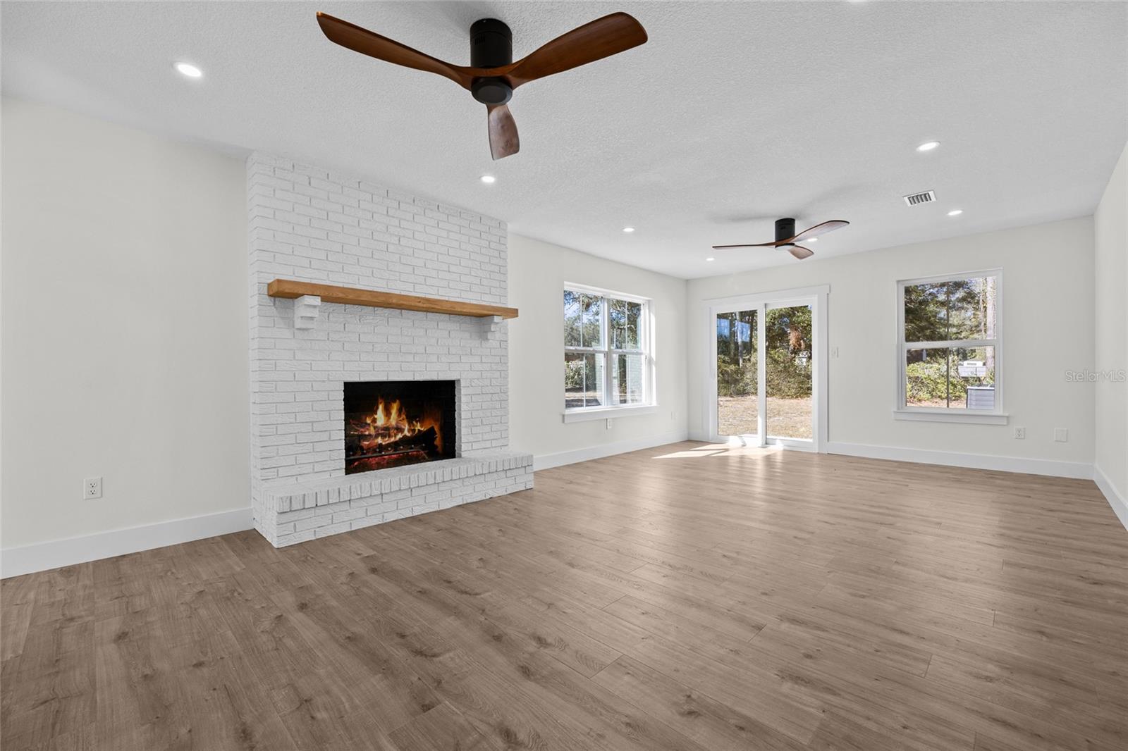 Image 7 of 43 For 378 Clubview Circle