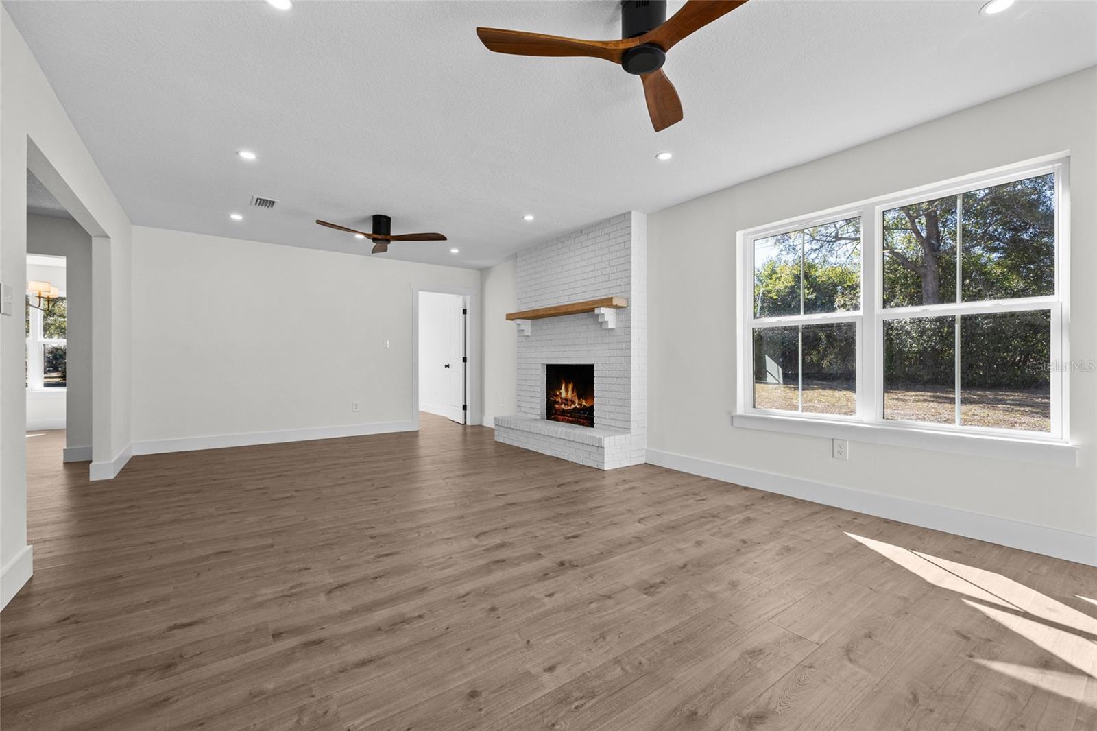 Image 8 of 43 For 378 Clubview Circle