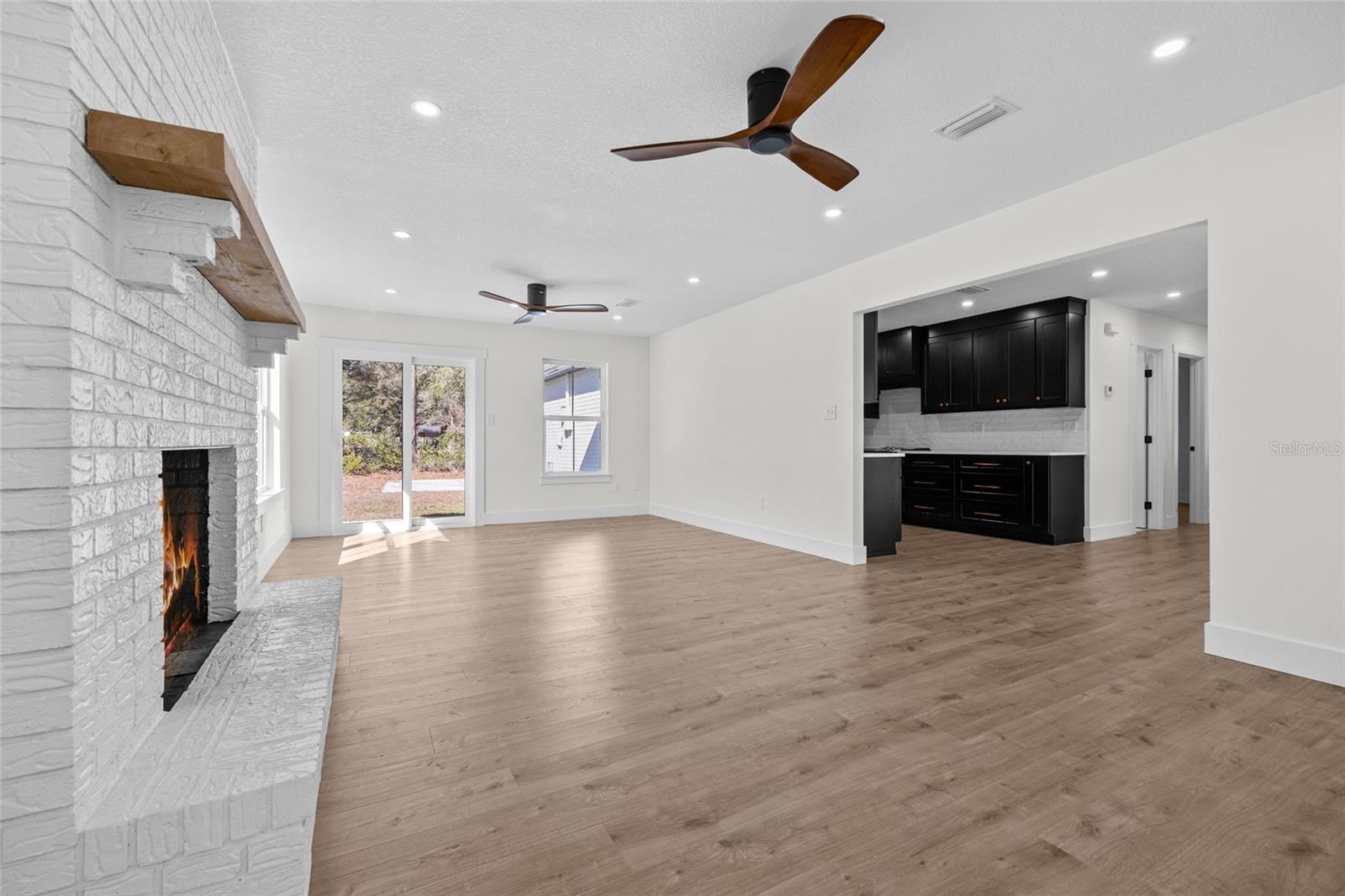 Image 9 of 43 For 378 Clubview Circle