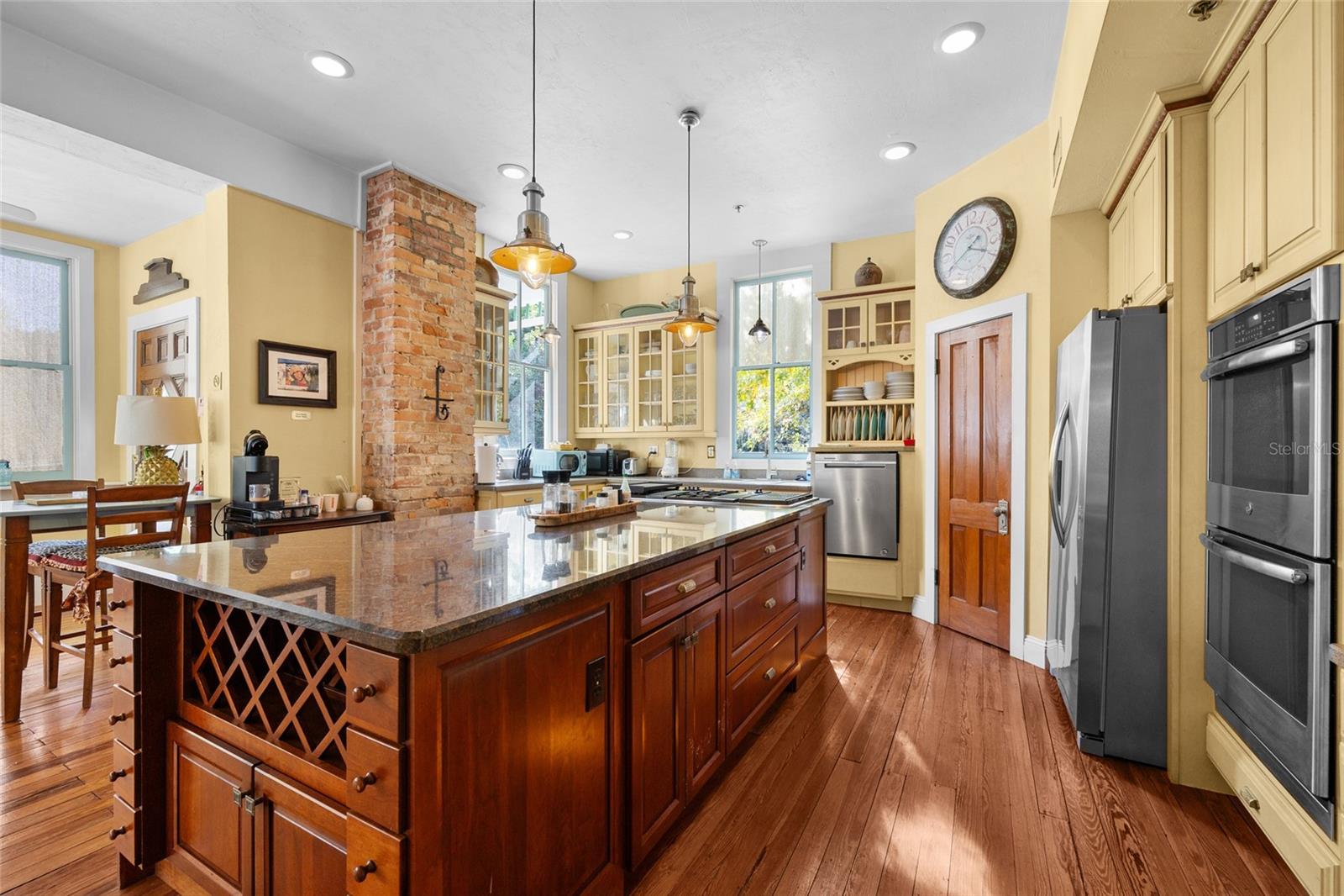 Image 10 of 52 For 221 7th Street