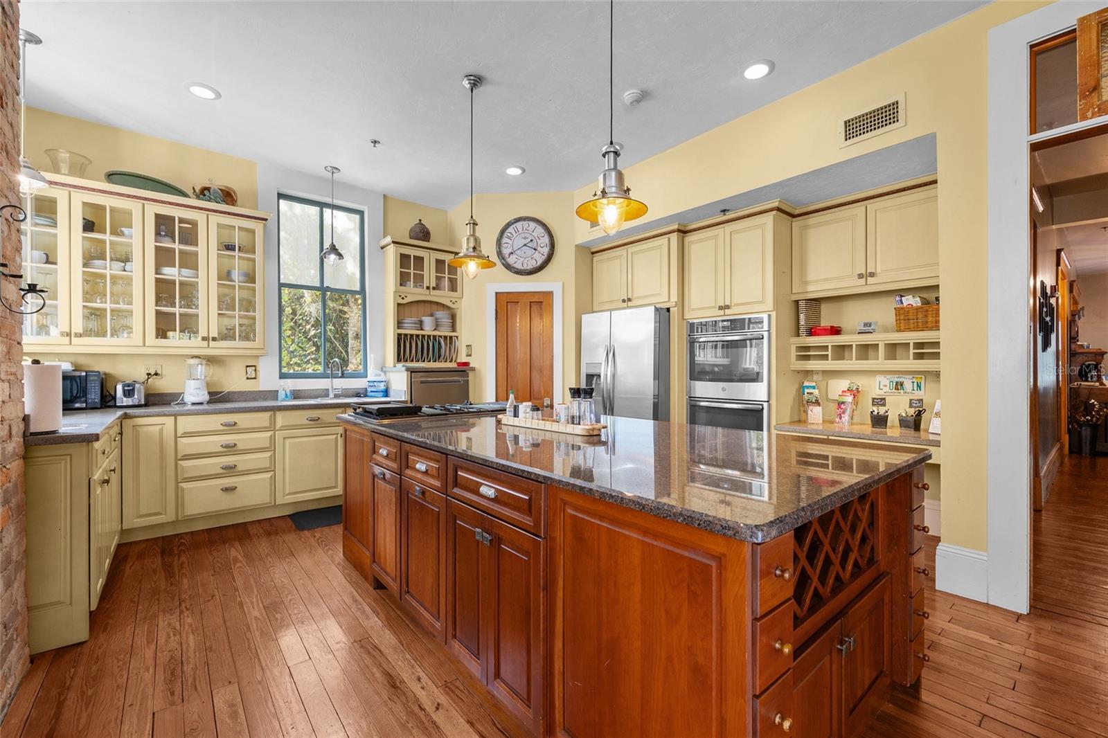 Image 9 of 52 For 221 7th Street