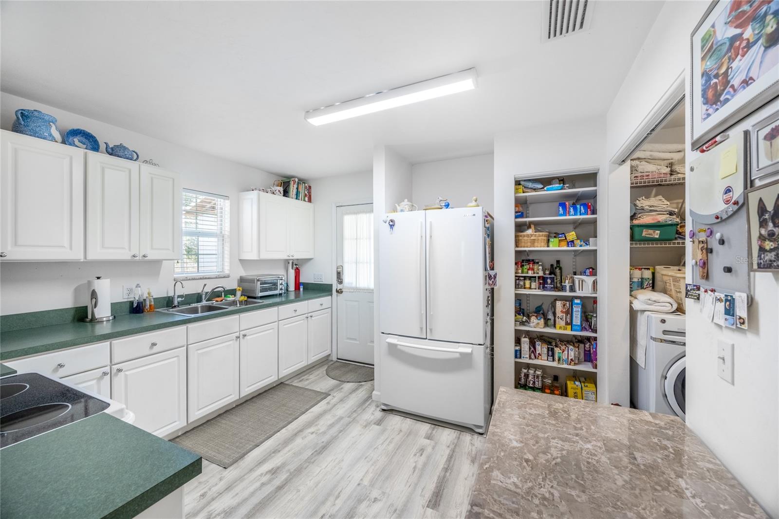 Image 13 of 48 For 719 Town Court