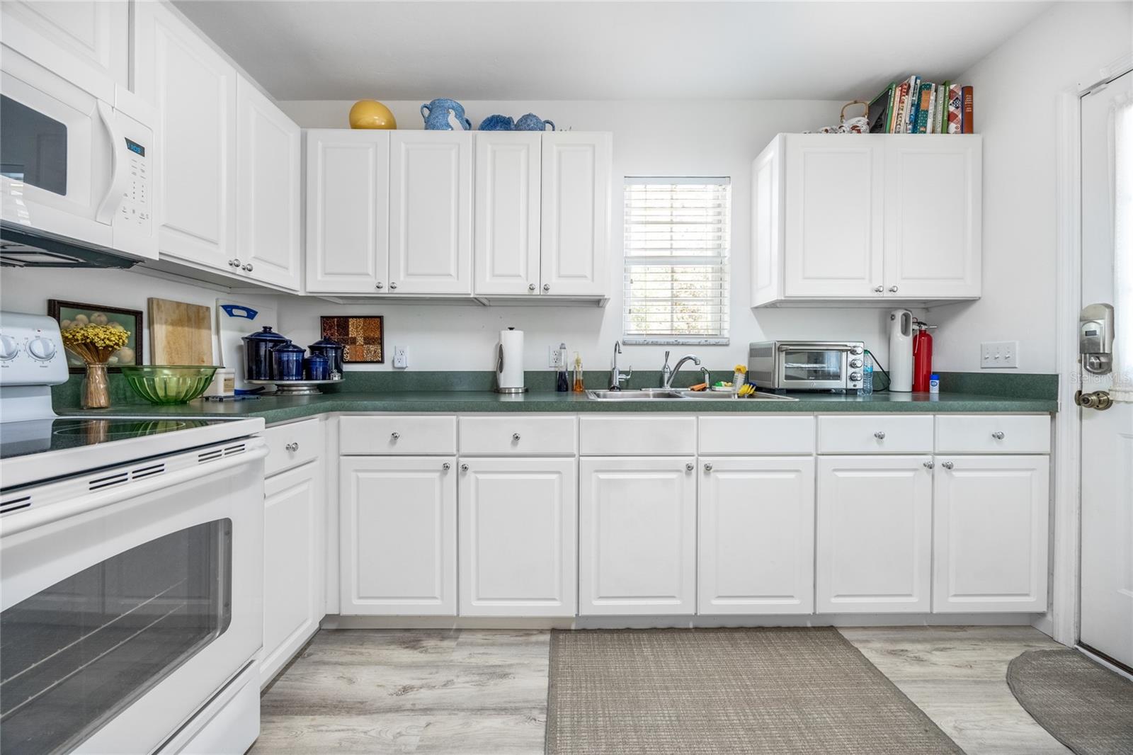 Image 14 of 48 For 719 Town Court