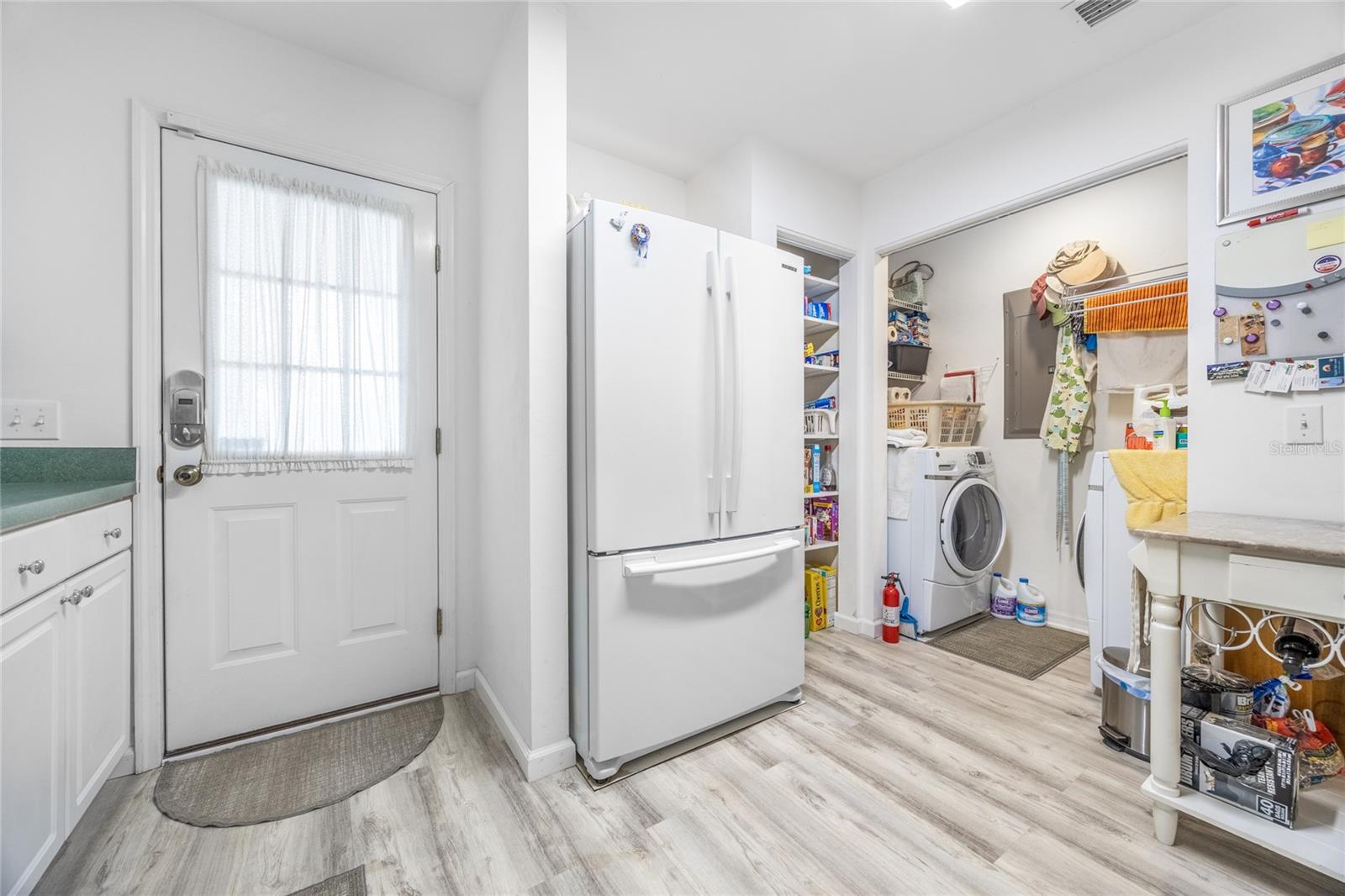 Image 17 of 48 For 719 Town Court