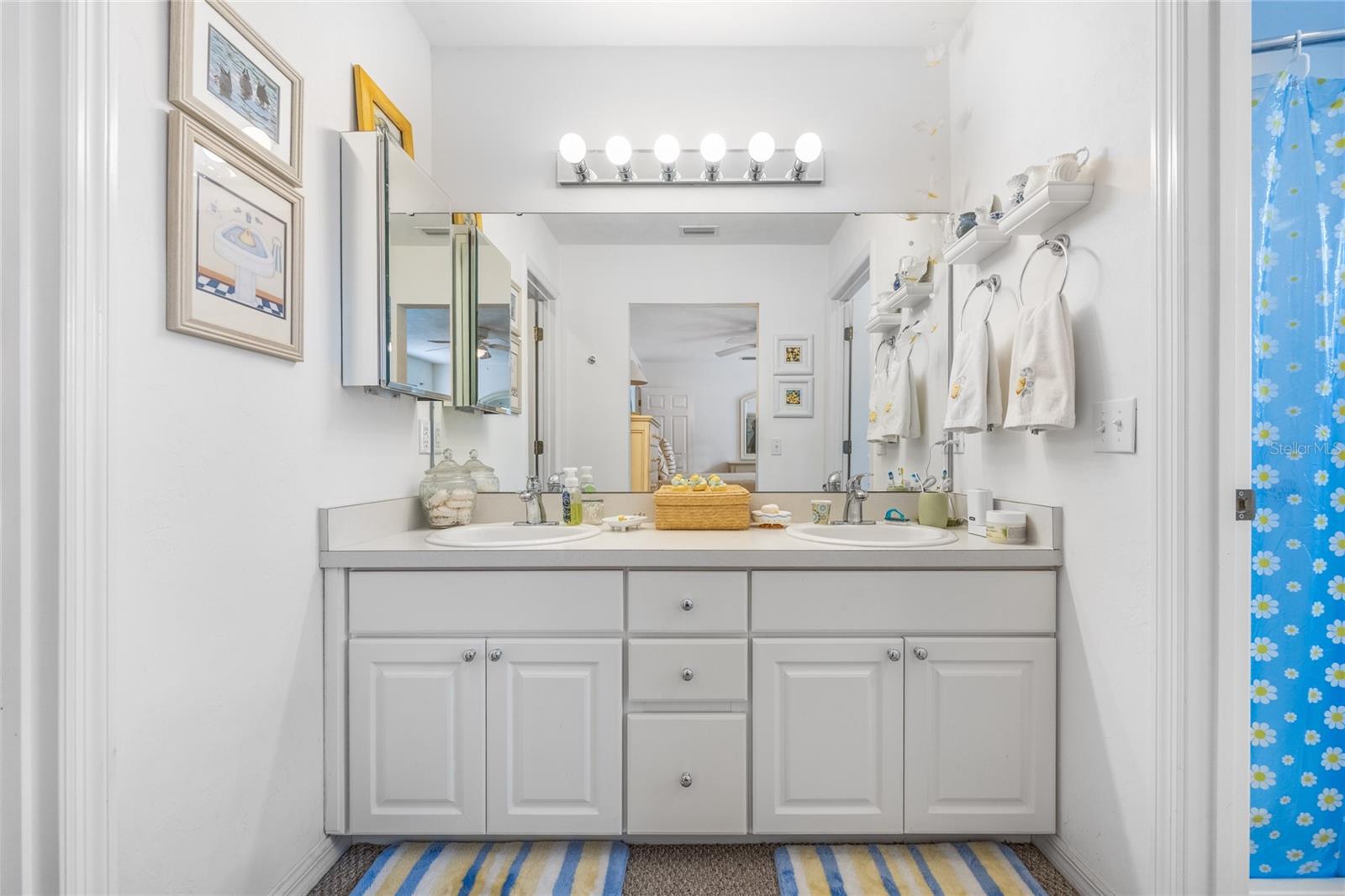 Image 22 of 48 For 719 Town Court