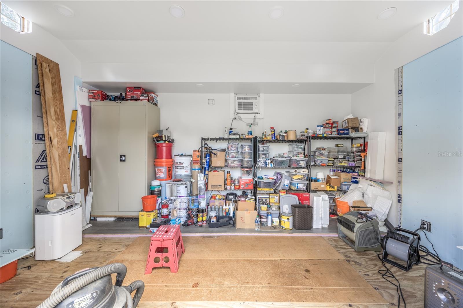 Image 38 of 48 For 719 Town Court