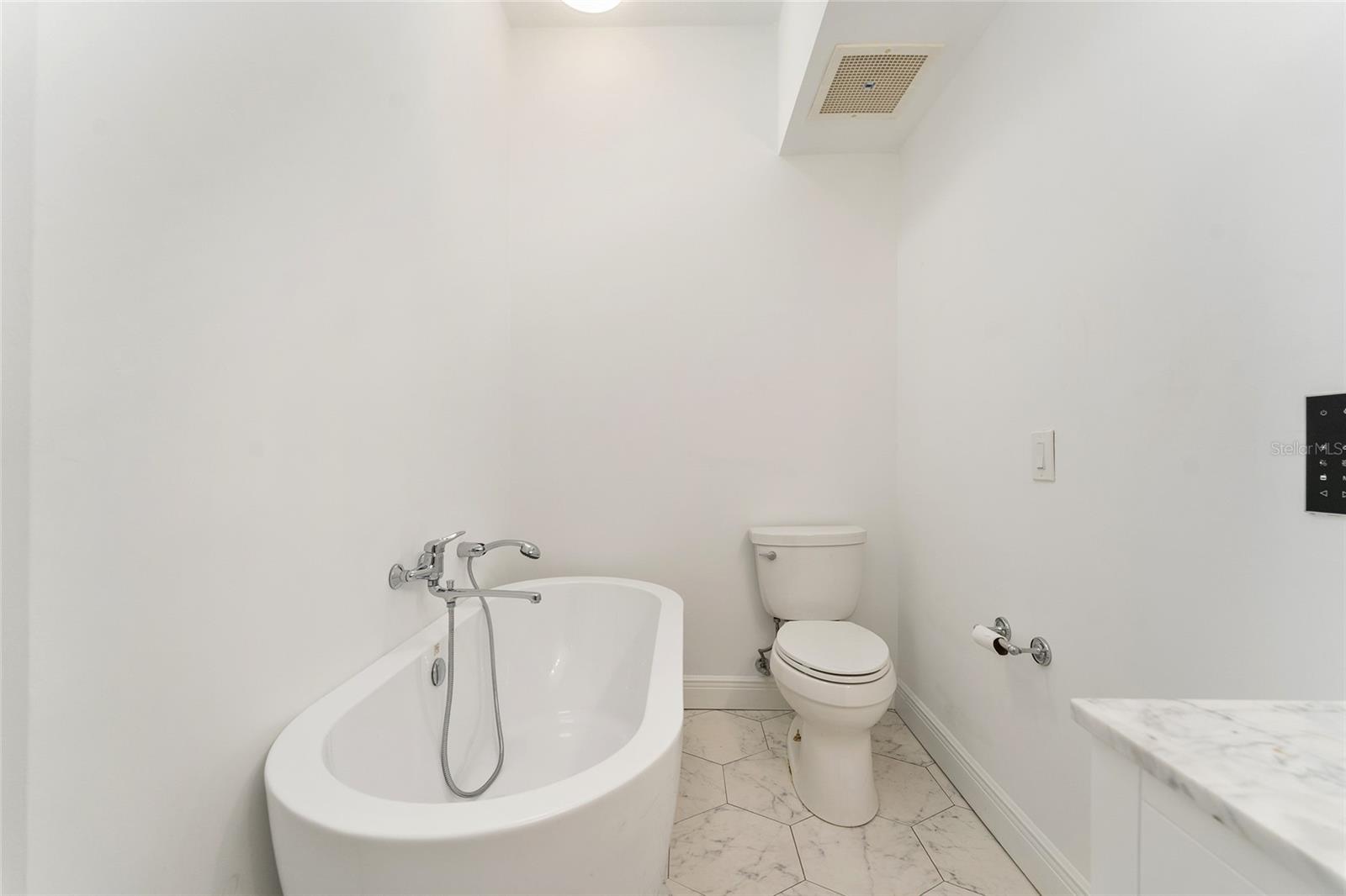 Image 33 of 59 For 201 2nd Avenue 418