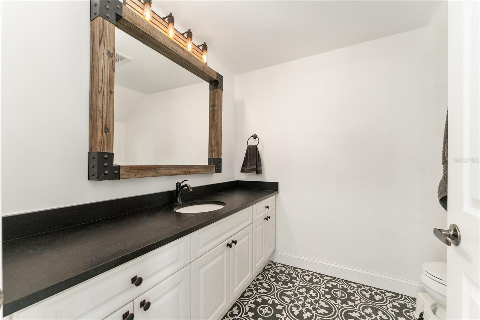 Image 43 of 59 For 201 2nd Avenue 418