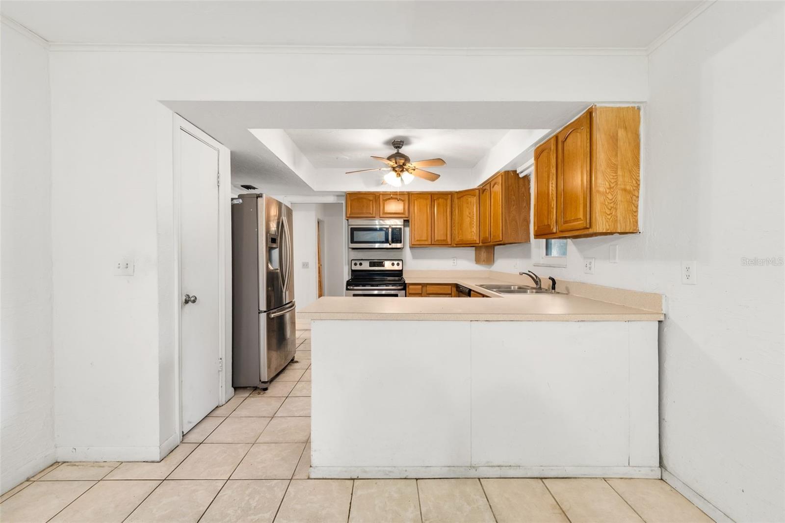 Listing photo id 8 for 3116 University Avenue