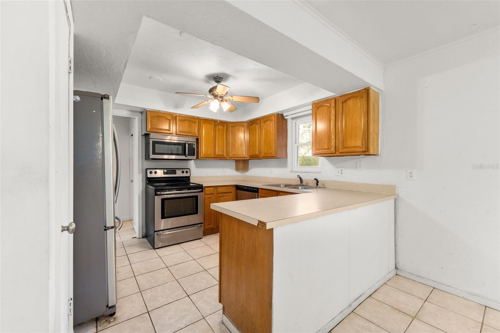 Listing photo id 9 for 3116 University Avenue