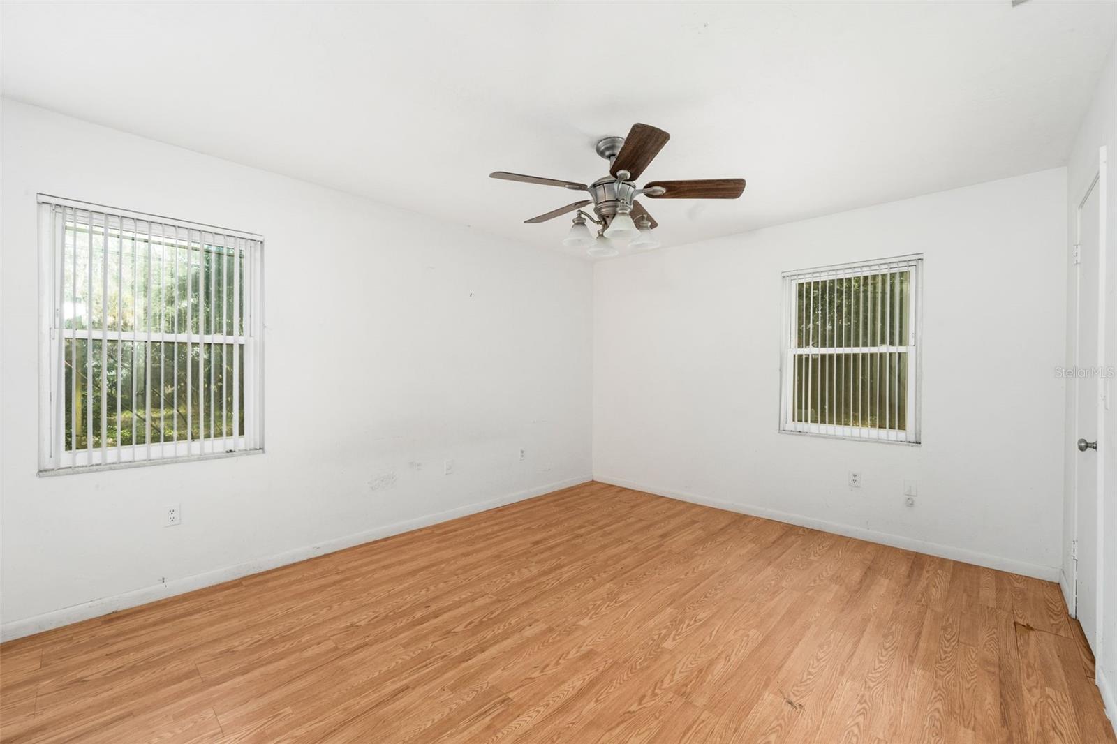 Listing photo id 12 for 3116 University Avenue